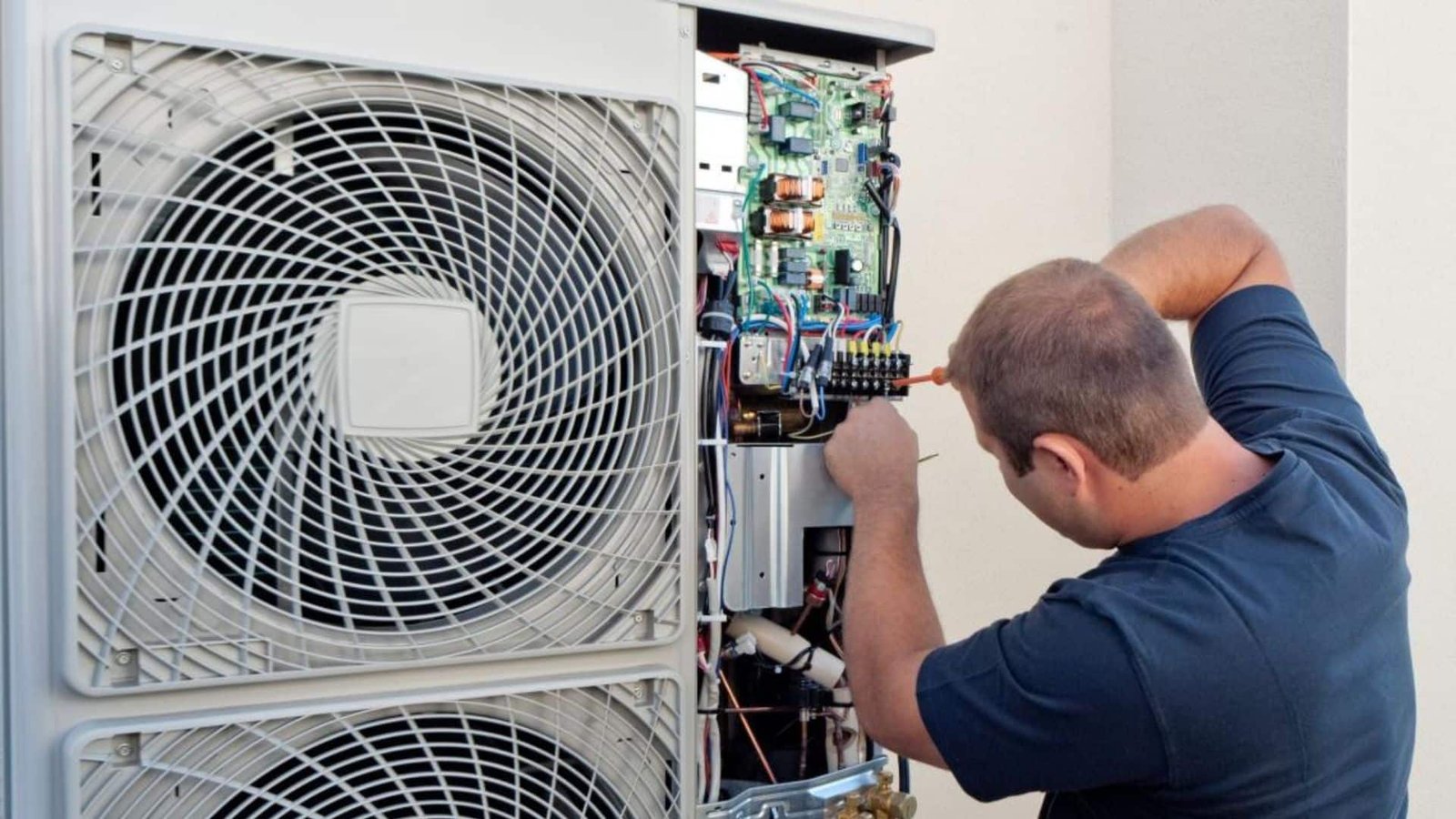 Technicien installant une pompe à chaleur